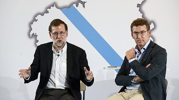 El presidente del Gobierno en funciones y líder del PP, Mariano Rajoy (i).