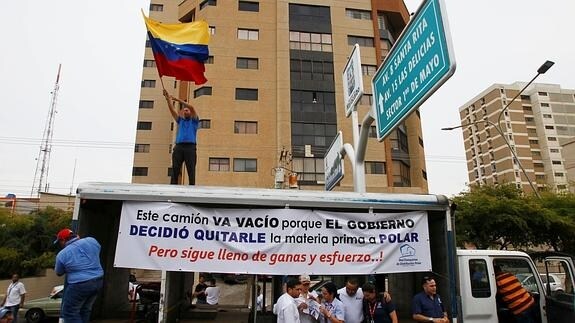 Trabajadores de la empresa Polar protestan contra la decisión del Gobierno de Maduro de retirarle el acceso a la materia prima, cebada malteada, al decretar la emergencia alimentaria. 