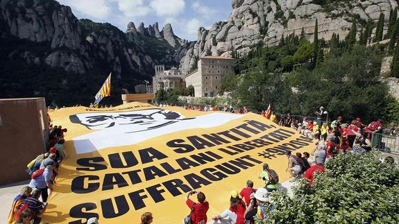 Acto de la Asamblea Nacional Catalana ante el Monasterio de Montserrat.