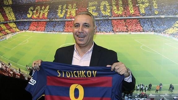 Hristo Stoichkov posa con su camiseta del Barça. 