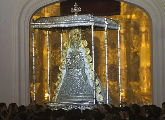 La imagen de la Virgen del Rocío sale por la puerta de la ermita. 