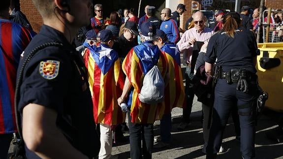 Varios aficionados intentan acceder al Vicente Calderón. 