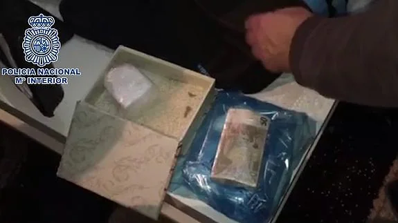 Escondidos en el doble fondo de un armario encontraron 549 gramos de cocaína en roca y 5.000 euros.