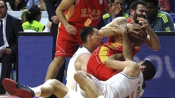 Jugadores del Real Madrid y del UCAM Murcia pelean por un balón. 