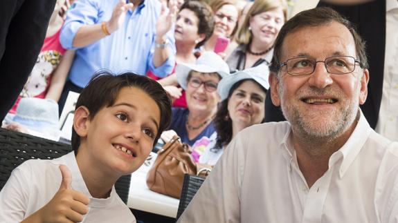 Rajoy junto a su 'miniyo', el niño Pablo Gomariz. 