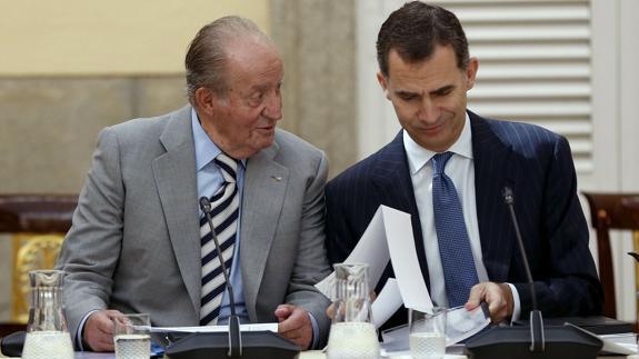 El rey don Juan Carlos junto a su hijo el rey Felipe VI: