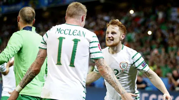 McClean y Quinn celebran un gol con rabia. 