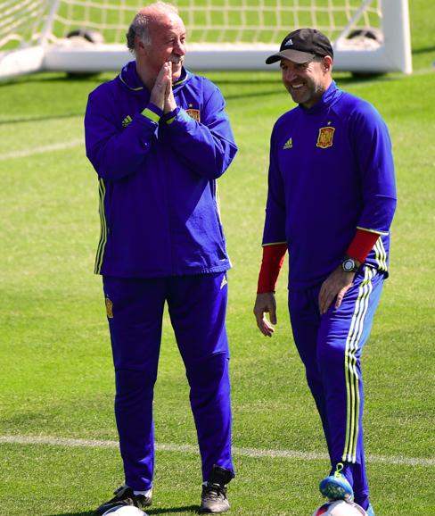 Del Bosque (i), durante un entrenamiento. 