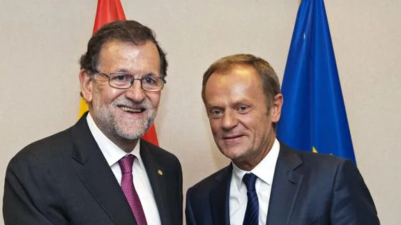 El presidente del Gobierno, Mariano Rajoy (i) saluda al presidente del Consejo Europeo, Donald Tusk.