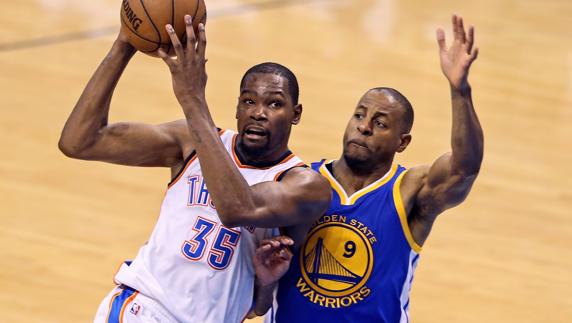 Kevin Durant, jugando contra el que será su equipo el próximo año. 