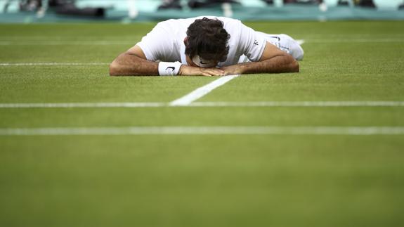Federer se lamenta tras su derrota con Raonic. 