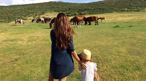 Iker Casillas ha subido una foto a Instagram de Sara Carbonero con su hijo Martín.