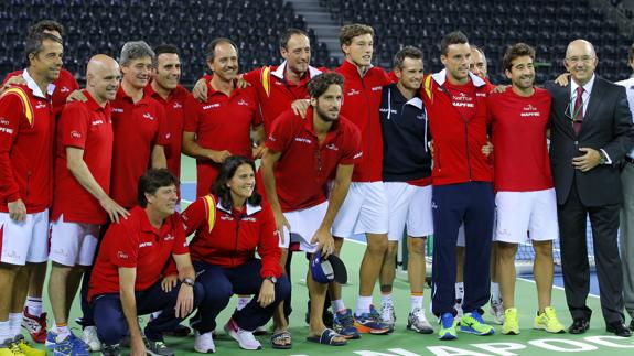 Foto del equipo de Copa Davis tras la victoria ante Rumanía. 