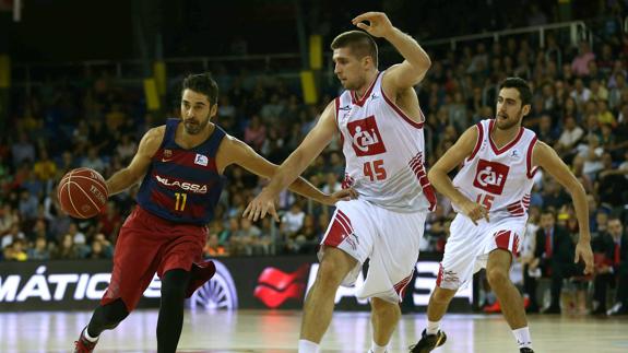 Juan Carlos Navarro (izq) intenta driblar a sus defensores del CAI Zaragoza. 