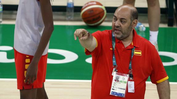 Lucas Mondelo, durante un entrenamiento con la selección española femenina de baloncesto. 