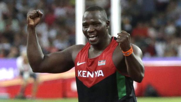 Julius Yego celebra la medalla de oro en los Mundiales de Atletismo de Pekín 2015
