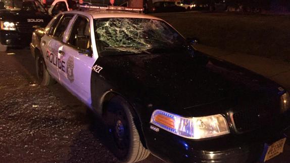 Destrozos en un coche de Policía tras los disturbios en Milwaukee. 