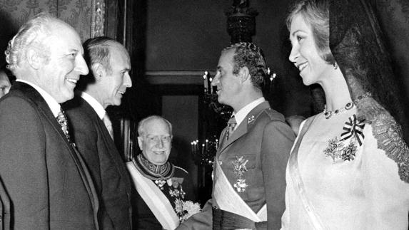 Walter Scheel (izquierda), con don Juan Carlos I y doña Sofía en una imagen de 1975.