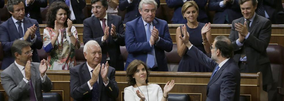 Rajoy recibe desde su escaño el aplauso de la bancada popular tras pronunciar su discurso de investidura. 