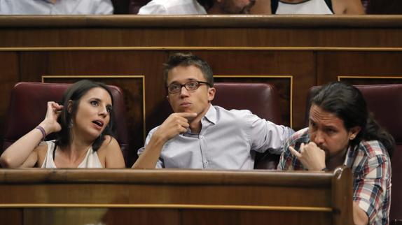 El líder de Podemos, Pablo Iglesias, junto al portavoz Íñigo Errejón y la portavoz adjunta Irene Montero.