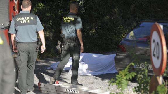 Agentes de la Guardia Civil junto a un cadáver en otro suceso.