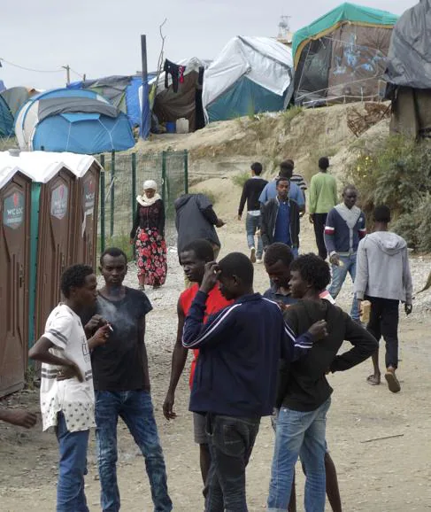 Un grupo de inmigrantes en la denominada 'Jungla' de Calais. 