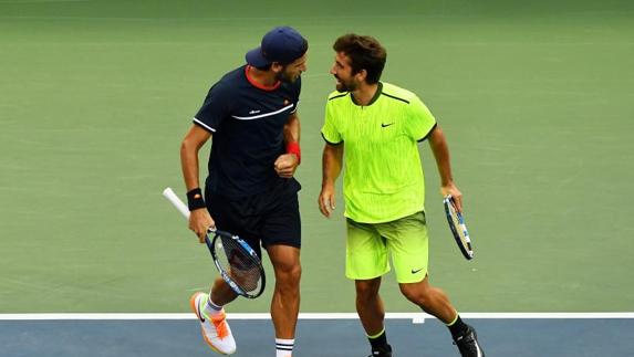 Feliciano López (i) y Marc López, durante su partido del US Open ante los Bryan. 
