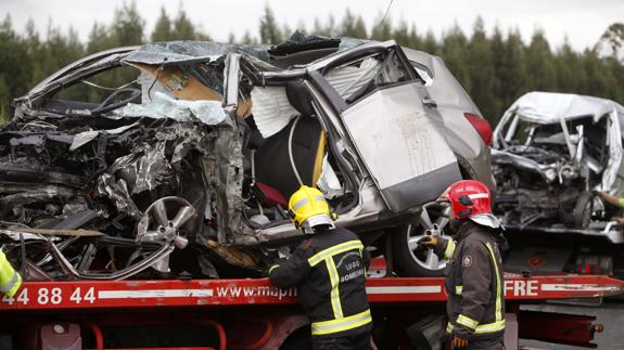 Bomberos de Lugo retiran los restos de los vehículos siniestrados en un accidente en la A-6 que comunica A Coruña con Guitiriz (Lugo). 