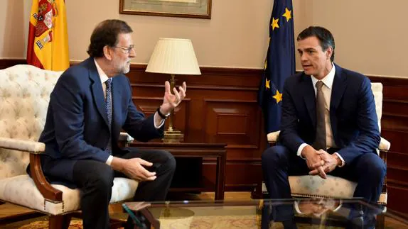 Rajoy y Sánchez, durante la reunión que mantuvieron el pasado agosto en el Congreso. 