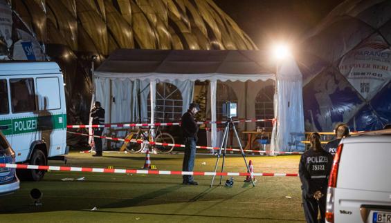 Policías junto a la entrada de un albergue para refugiados en Kruppstrasse (Berlín).