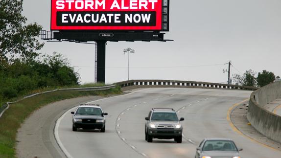 Un panel alerta de la llegada del huracán a Carolina del Sur. 