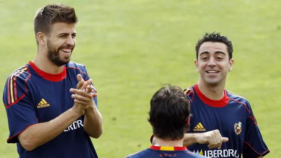 Piqué (i) y Xavi, en un entrenamiento con España. 