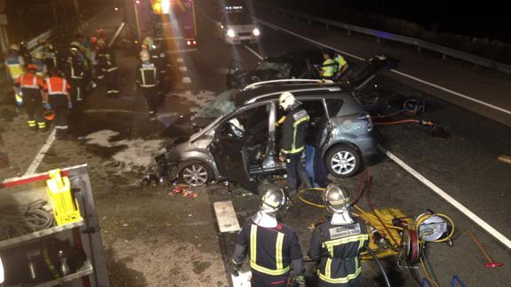 Accidente de tráfico en el kilómetro 35,300 de la carretera M-607, en Colmenar Viejo (Madrid), donde tres personas murieron el martes 11. 