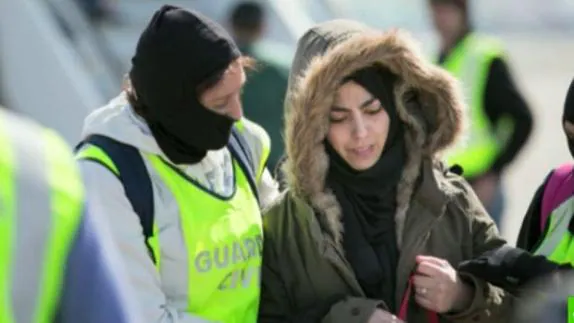 Samira Yerou llega al aeropuerto de Barcelona, extraditada desde Turquía