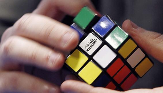 Una persona utiliza un Cubo de Rubik.