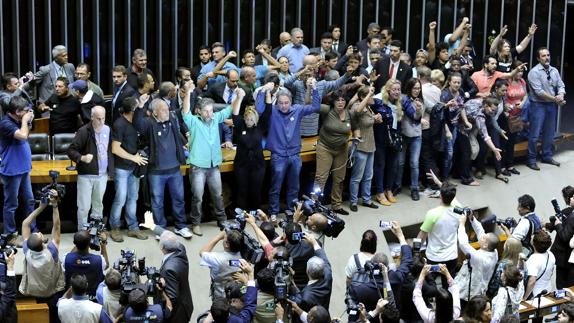 Asaltantes protestan en el interior de la Cámara de Diputados brasileña.