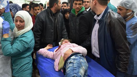 Una niña herida durante los combates en Alepo. 