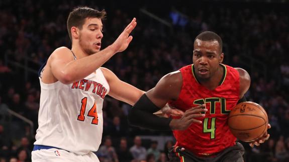 Paul Millsap intenta zafarse de Willy Hernangomez.