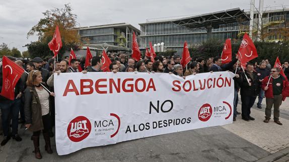 Trabajadores de Abengoa concentrados en la puerta de la sede en Sevilla.