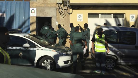 Un equipo de asalto de la Guardia Civil accede a la vivienda de Vecindario (Gran Canaria).