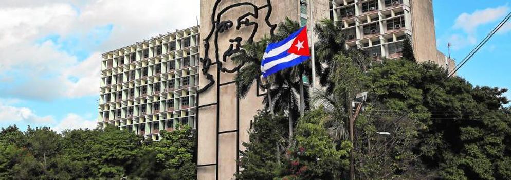 La bandera cubana ondea a media asta en la Plaza de la Revolución de La Habana.