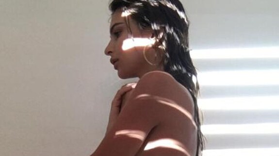 Emily Ratajkowski, en uno de sus desnudos.