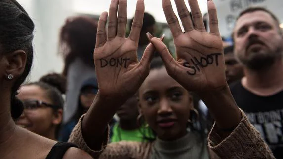 Una mujer negra protesta en Charlotte contra la violencia policial.