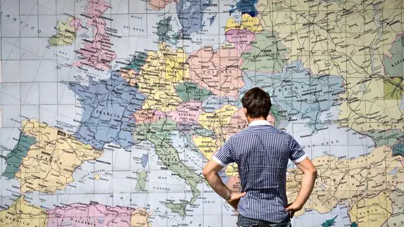 Un hombre contempla el mapa de Europa.