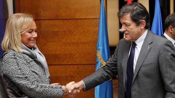 El presidente del Principado, Javier Fernández, y la presidenta del PP de Asturias, Mercedes Fernández. 