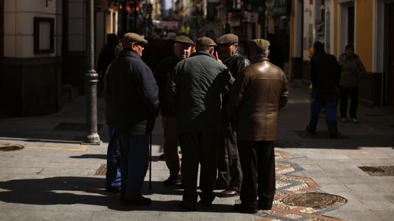 Pensionistas charlan en Málaga.