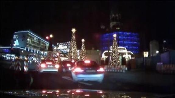 Imagen del vídeo del camión entrando en el mercadillo navideño. 