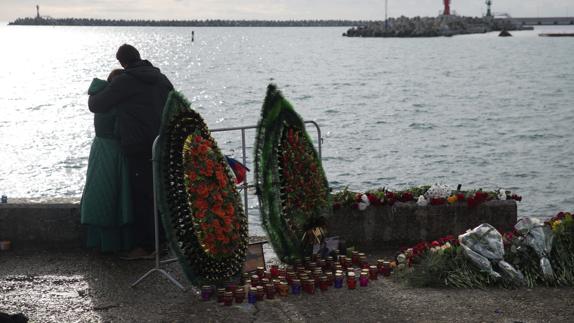 Coronas funerarias en honor a los fallecidos.