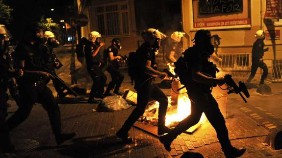 Varios policías antidisturbios turcos.