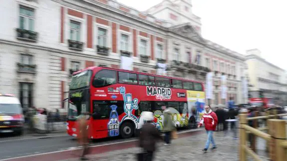 Un autobús turístico por Madrid.